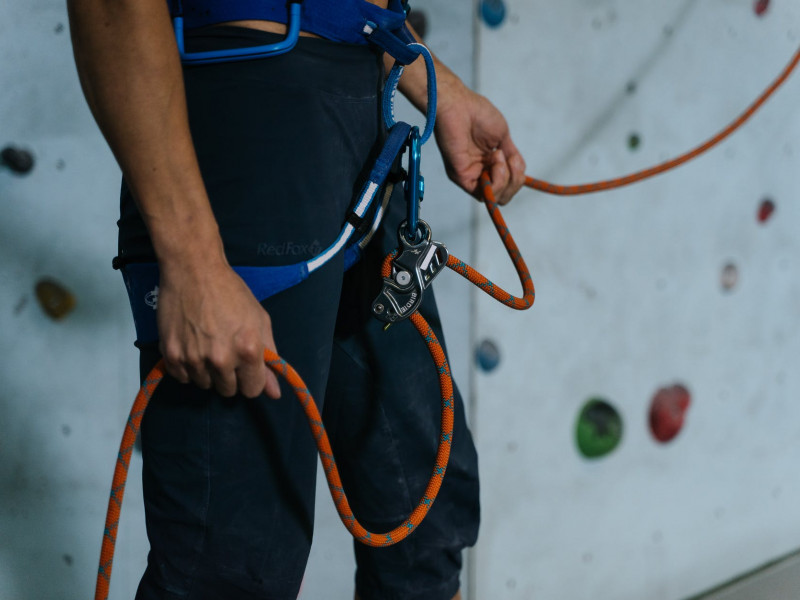 Escuela de escalada de adultos en el rocódromo de Córdoba